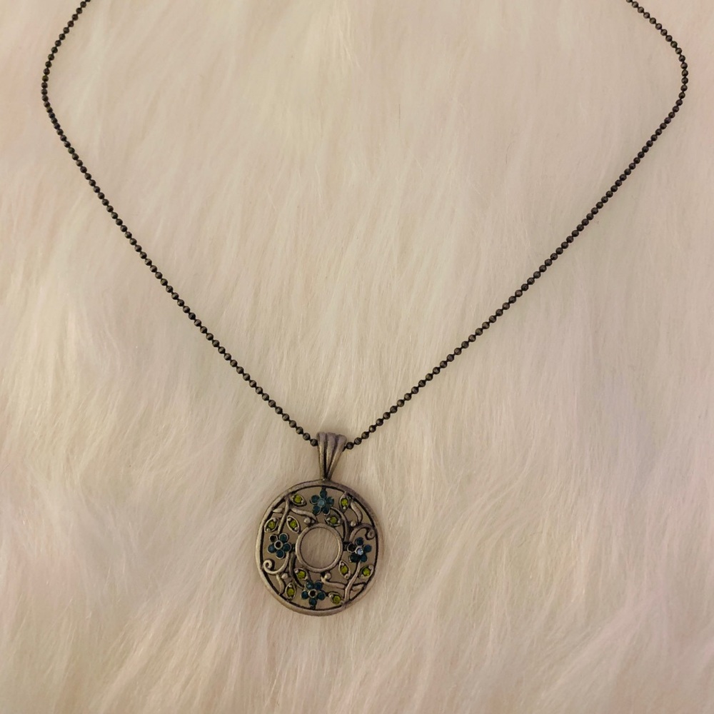 Floral pendant necklace
